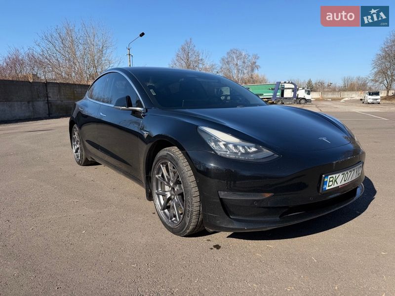 Седан Tesla Model 3 2018 в Ровно