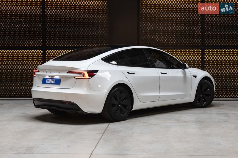 Седан Tesla Model 3 2024 в Луцке
