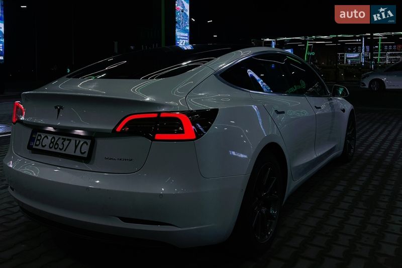 Седан Tesla Model 3 2020 в Львове