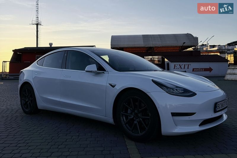 Седан Tesla Model 3 2020 в Львове