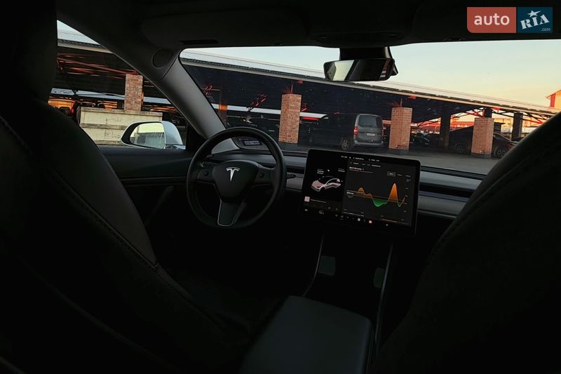 Седан Tesla Model 3 2020 в Львове