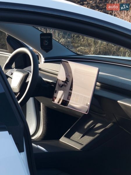 Седан Tesla Model 3 2024 в Снятине