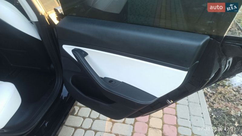 Седан Tesla Model 3 2021 в Виннице