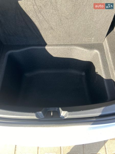 Седан Tesla Model 3 2023 в Калуше