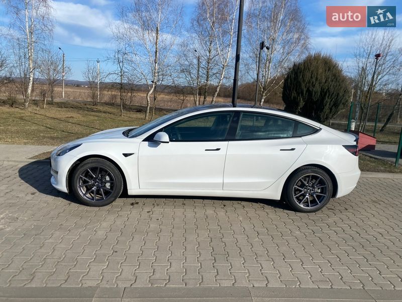 Седан Tesla Model 3 2023 в Калуше