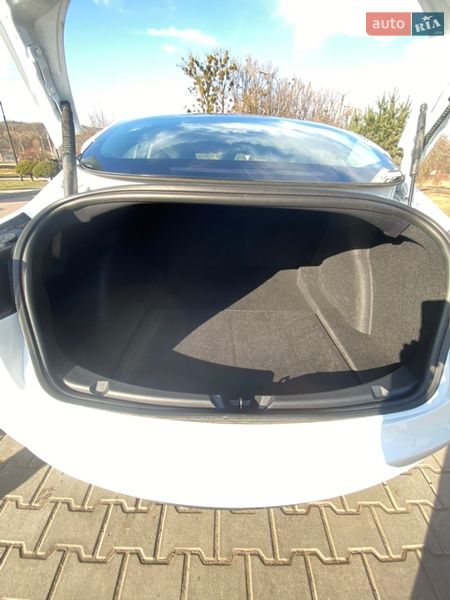 Седан Tesla Model 3 2023 в Калуше