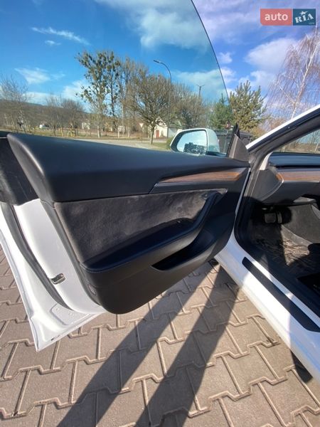 Седан Tesla Model 3 2023 в Калуше