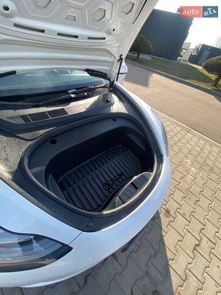 Седан Tesla Model 3 2023 в Калуше