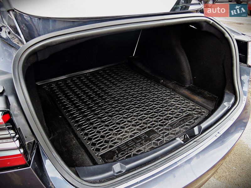 Седан Tesla Model 3 2019 в Черкасах