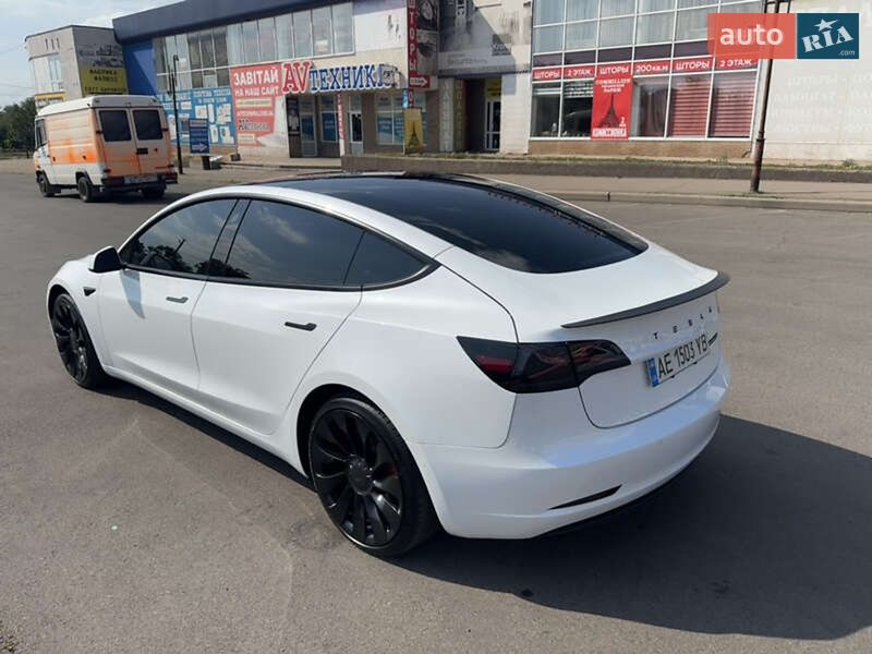Седан Tesla Model 3 2022 в Чернівцях