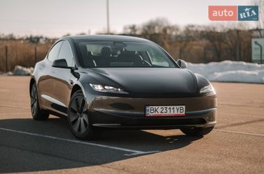 Седан Tesla Model 3 2025 в Рівному