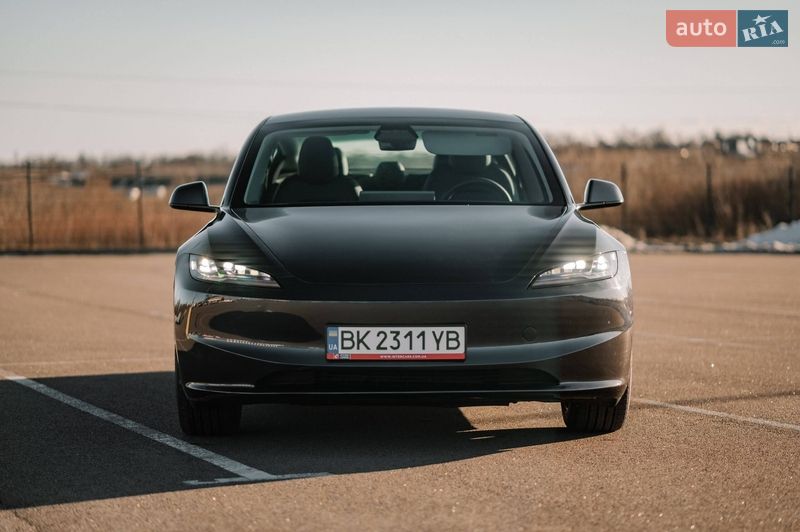 Седан Tesla Model 3 2025 в Ровно
