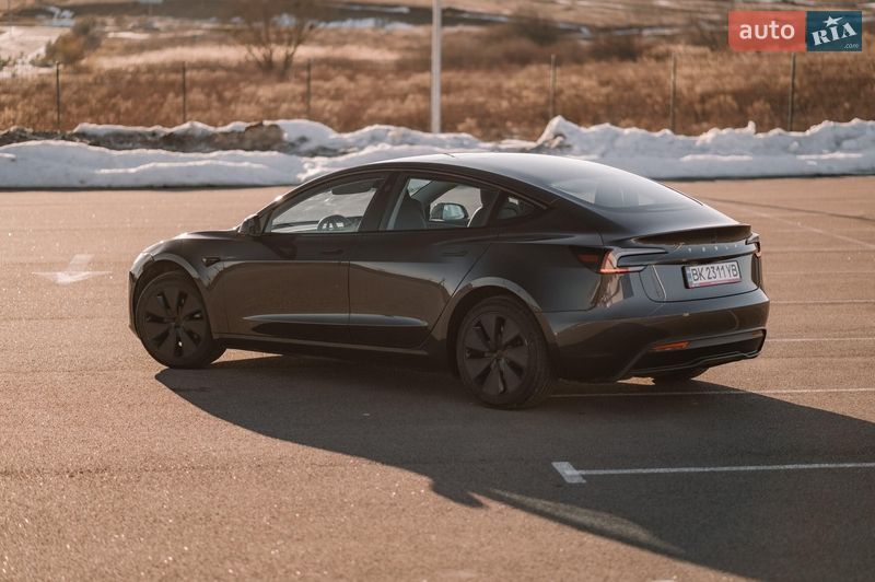 Седан Tesla Model 3 2025 в Ровно