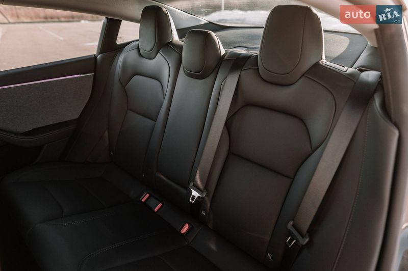 Седан Tesla Model 3 2025 в Ровно
