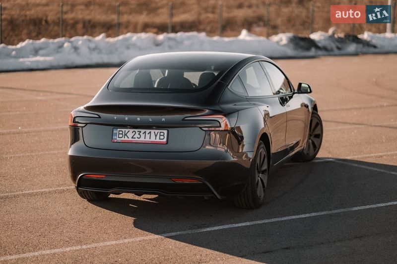 Седан Tesla Model 3 2025 в Ровно