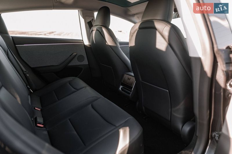 Седан Tesla Model 3 2025 в Ровно