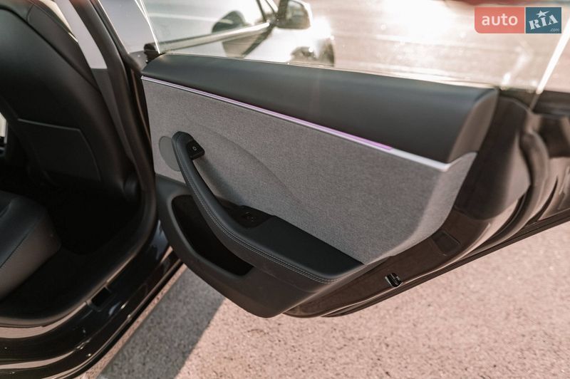 Седан Tesla Model 3 2025 в Ровно