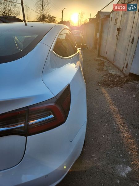 Седан Tesla Model 3 2019 в Львове