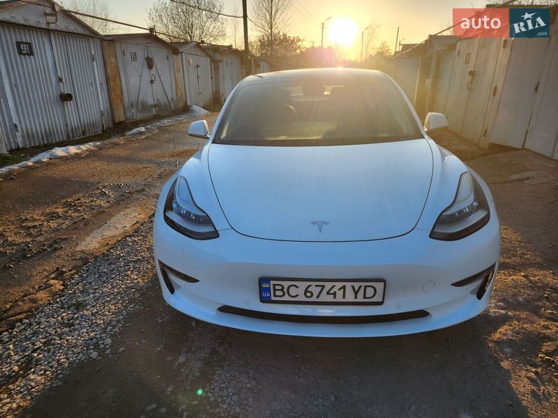 Седан Tesla Model 3 2019 в Львове