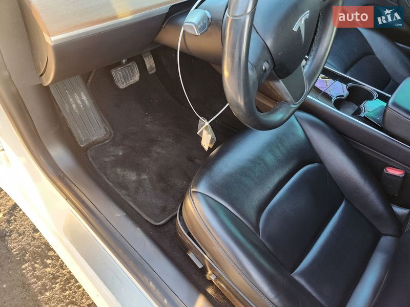 Седан Tesla Model 3 2019 в Львове