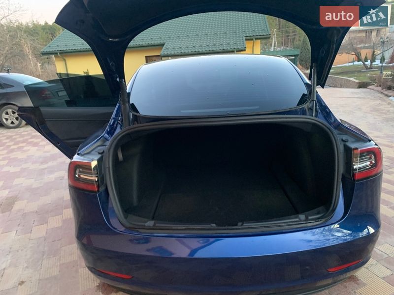 Седан Tesla Model 3 2022 в Обухові
