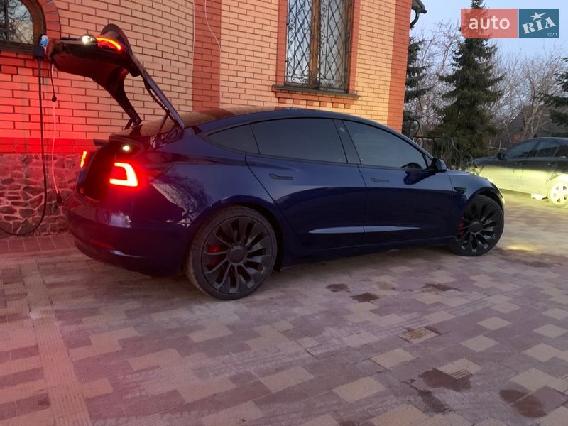 Седан Tesla Model 3 2022 в Обухові