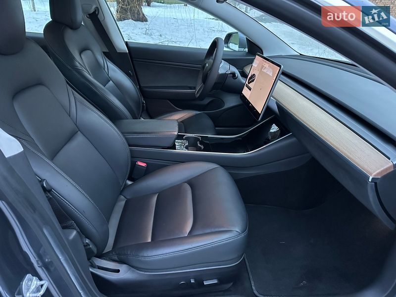 Седан Tesla Model 3 2019 в Ровно