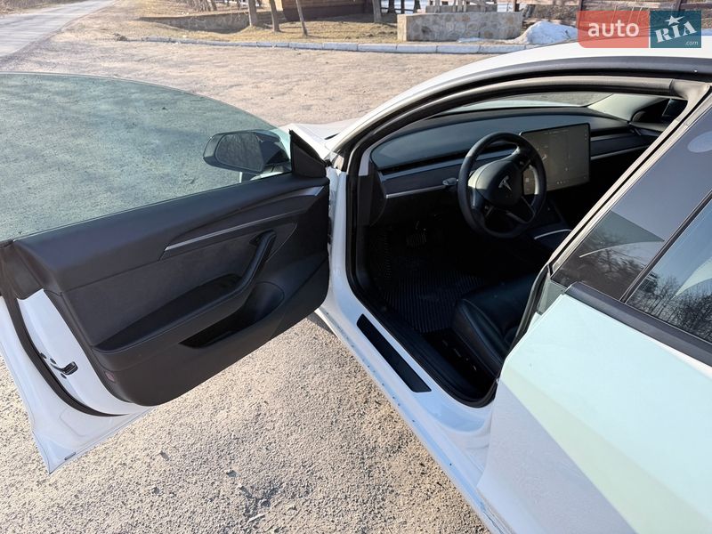 Седан Tesla Model 3 2021 в Рокитном