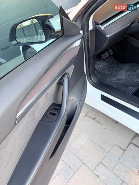 Седан Tesla Model 3 2021 в Рокитном