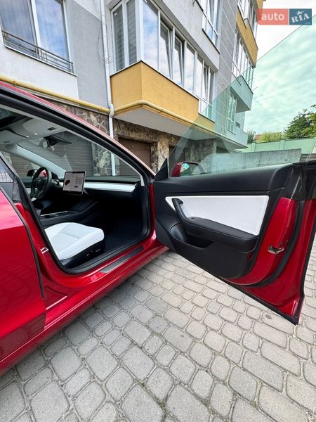 Седан Tesla Model 3 2021 в Львові