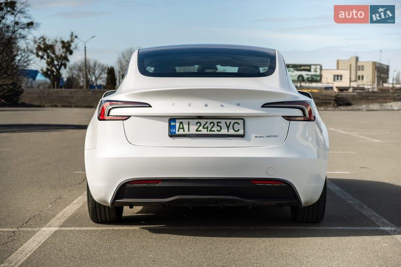 Седан Tesla Model 3 2024 в Ирпене