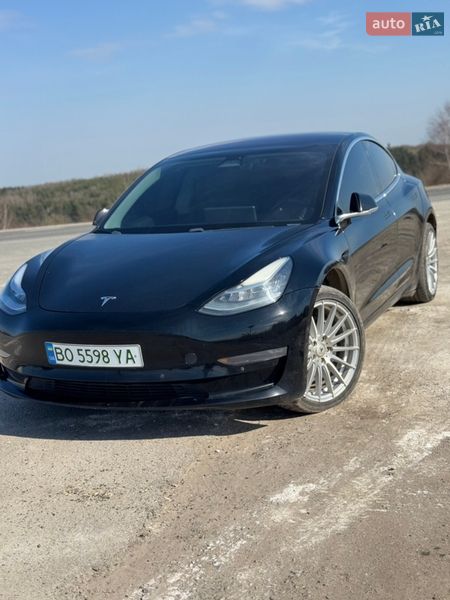 Седан Tesla Model 3 2018 в Львові