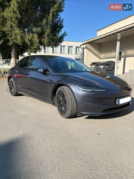 Седан Tesla Model 3 2024 в Ужгороде
