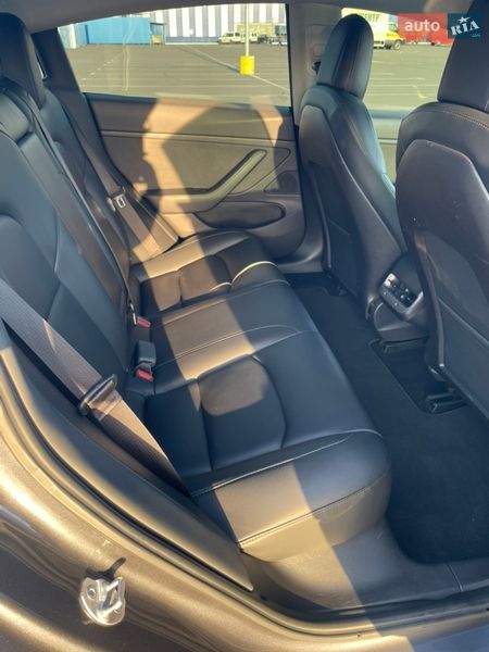 Седан Tesla Model 3 2019 в Ровно