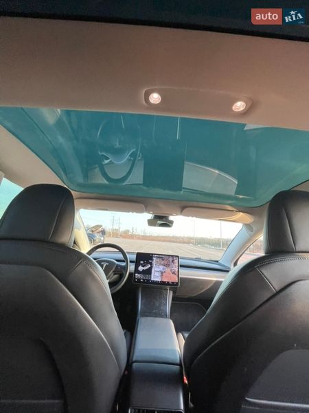 Седан Tesla Model 3 2019 в Ровно
