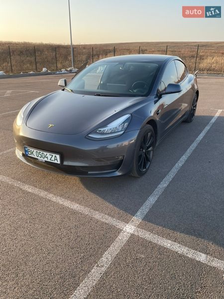 Седан Tesla Model 3 2019 в Ровно