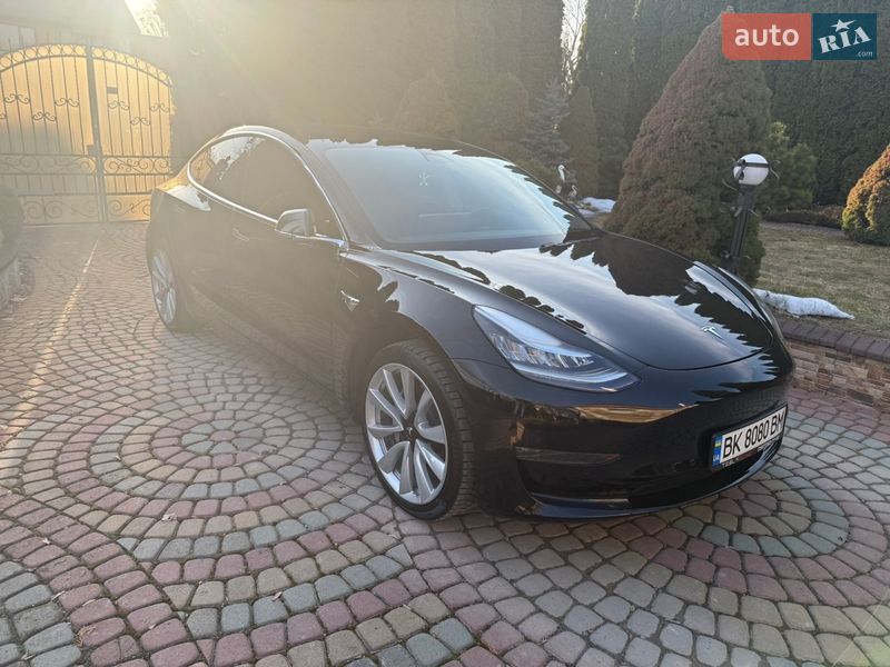 Седан Tesla Model 3 2018 в Ровно