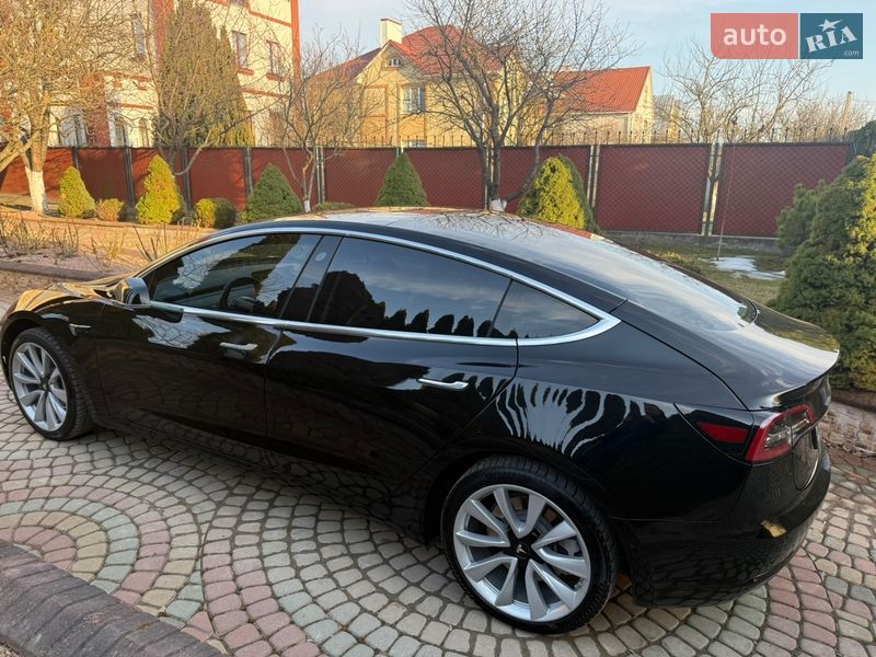 Седан Tesla Model 3 2018 в Ровно