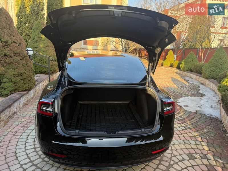 Седан Tesla Model 3 2018 в Ровно