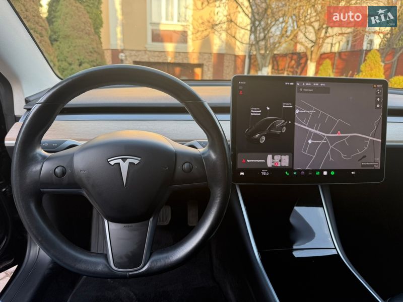 Седан Tesla Model 3 2018 в Ровно