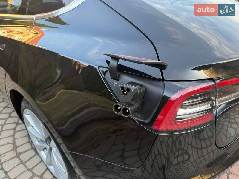 Седан Tesla Model 3 2018 в Ровно
