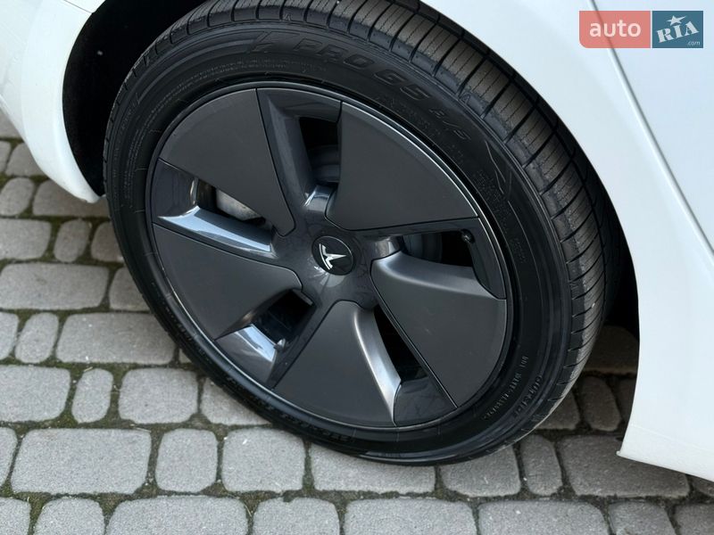 Седан Tesla Model 3 2023 в Киеве