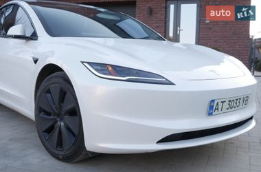 Седан Tesla Model 3 2024 в Снятине