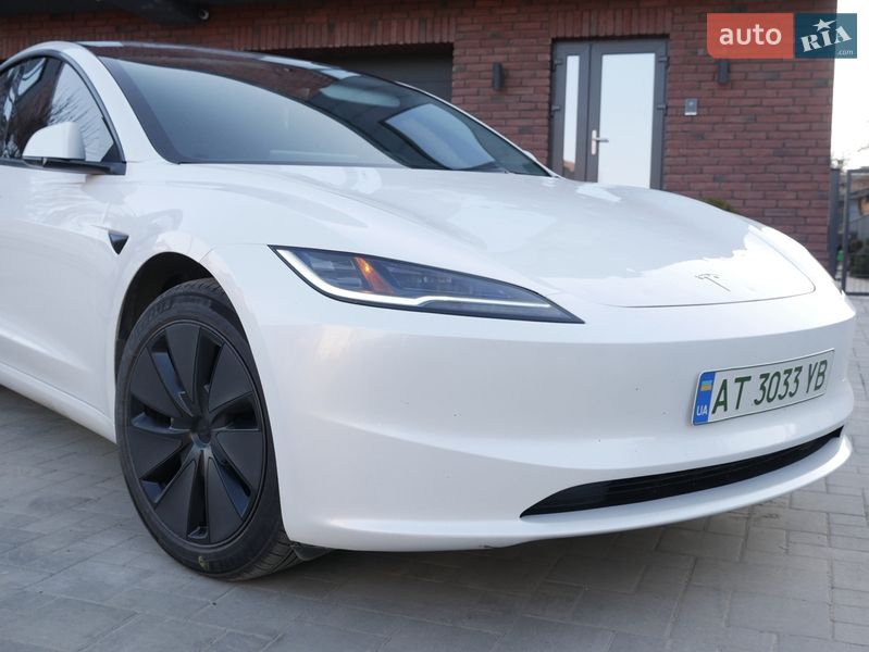 Седан Tesla Model 3 2024 в Снятине