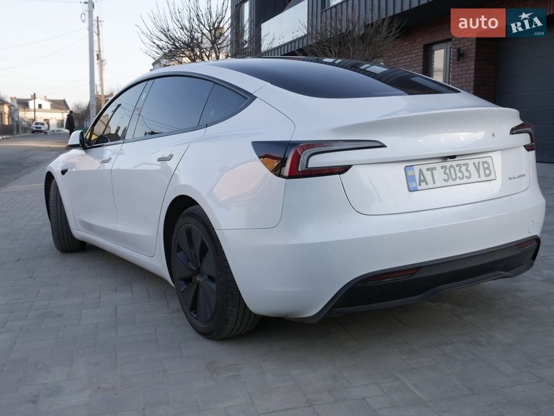 Седан Tesla Model 3 2024 в Снятине