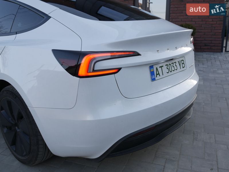 Седан Tesla Model 3 2024 в Снятине