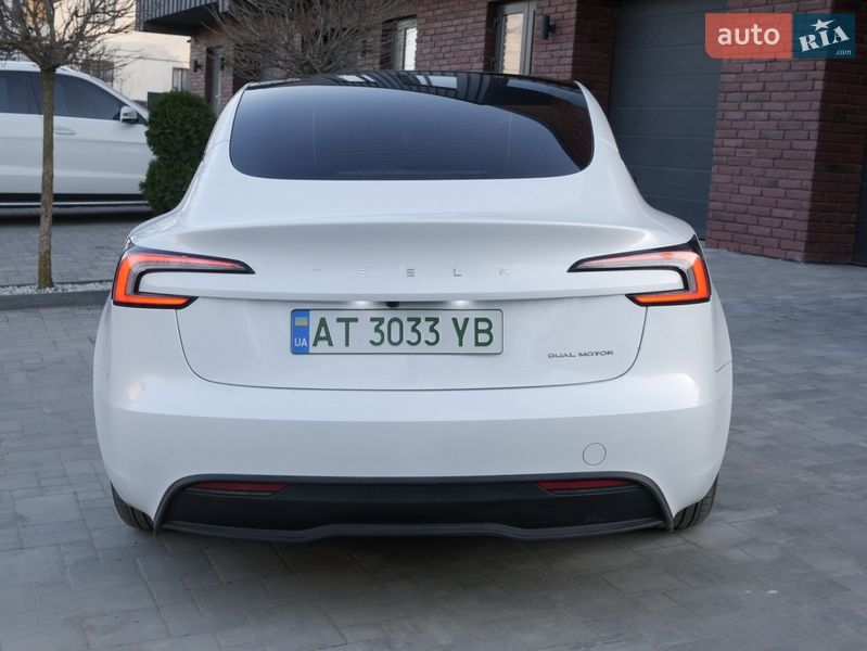 Седан Tesla Model 3 2024 в Снятине