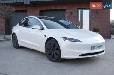 Седан Tesla Model 3 2024 в Снятине