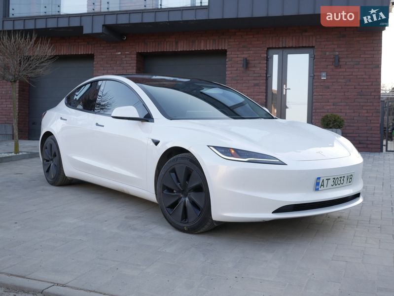 Седан Tesla Model 3 2024 в Снятине