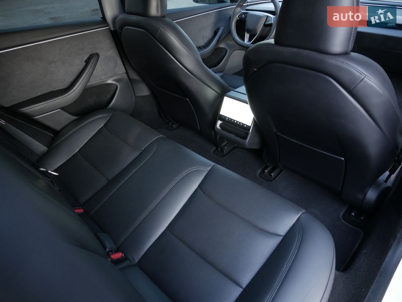 Седан Tesla Model 3 2024 в Снятине